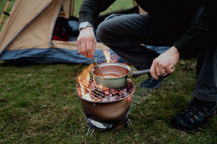 Kochen mit einem Camping-Grill