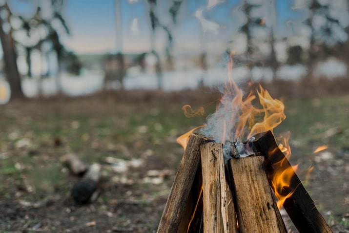 Feuer in der Nähe des Shelters