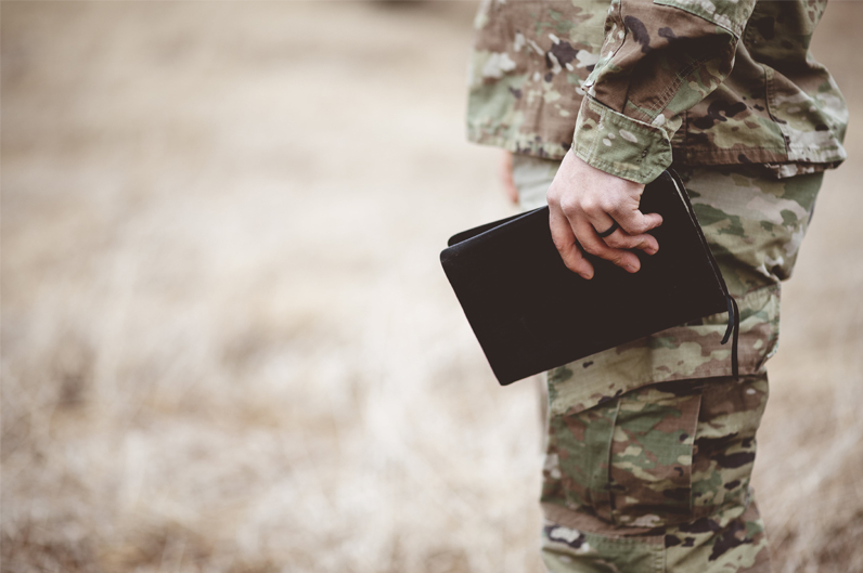 Soldat mit Buch in der Hand
