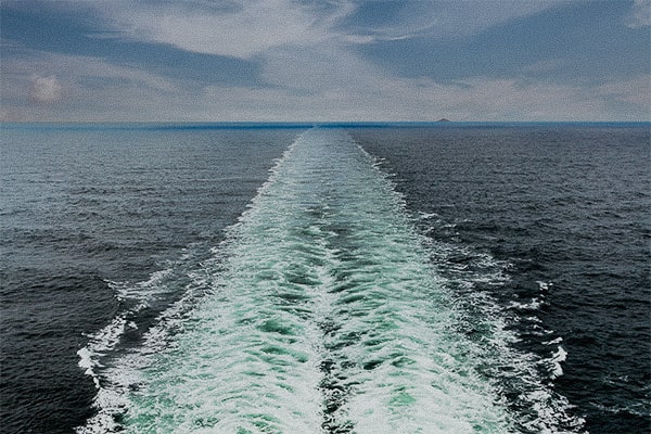 Wellen eines Marine-Schiffs