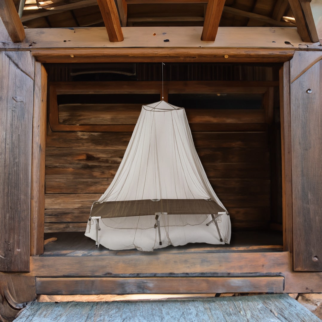 Moskitonetz in einer Hütte