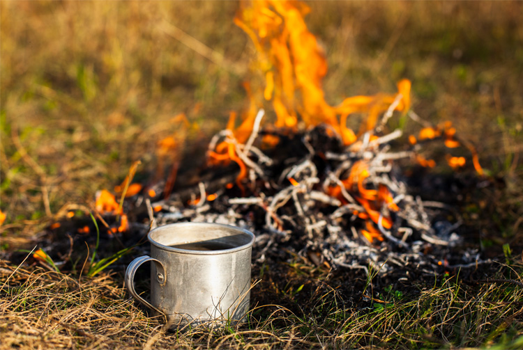 Feuerstelle mit Becher